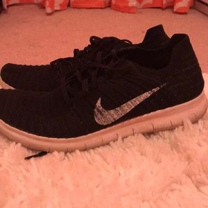 nike women’s tennis shoes